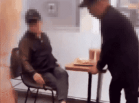 안아보자 카페 온 할아버지, 거절하자 여성에 음료수 던져