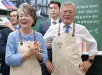 김정숙 여사 소리치고 싶어요 두 손 불끈
