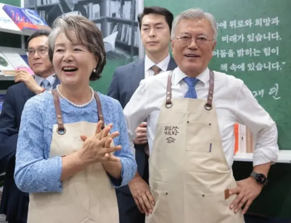 김정숙 여사 소리치고 싶어요 두 손 불끈