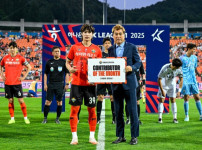 강원FC, 5월의 공헌상 선수단 이지호/프런트 이현용 팀장 선정