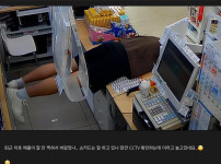 CCTV를 보고 혼돈에 빠진 편의점 사장