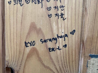 화장실 칸막이 내부의 비문