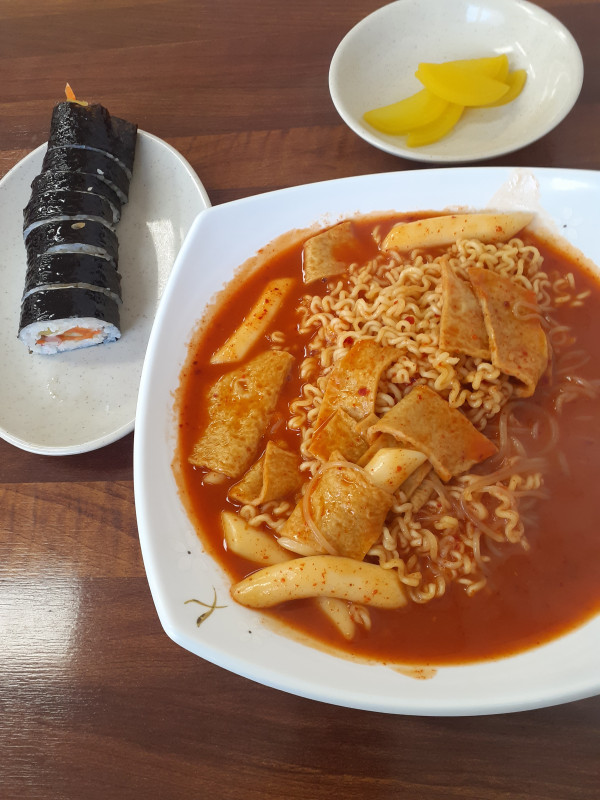 오늘 점심은 억지로 라볶이랑 김밥