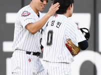 역시 클러치엔 캡틴! 39세 나이도 못막는 열정 1G 빼고 다 뛰었는데 &#039;&#039;내겐 부담 아닌 기회&#039;&#039;