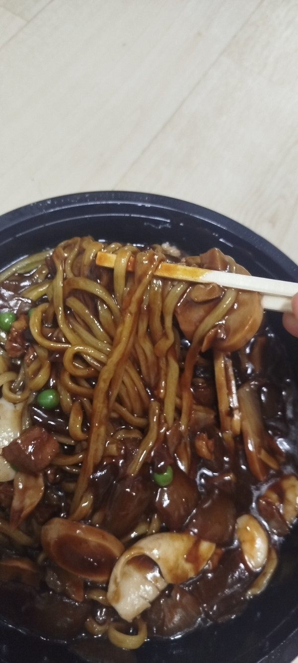 쟁반짜장 먹어용