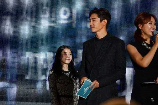 아이유씨 뒤에서 다음 무대를 준비해주세요