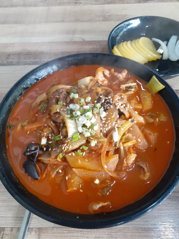 밥은 먹으면서 불법도박들해라