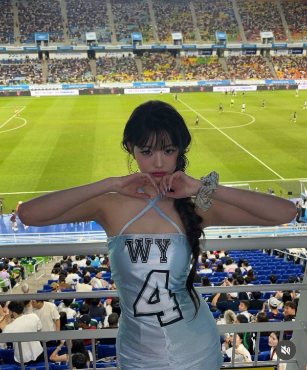 장원영 인스타 축구장 사진