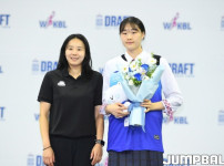  &#039;&#039;큰 고민 안했습니다&#039;&#039; 행복한 고민마저 덜어낸 이가현의 존재, 최윤아 감독은 활짝 웃었다