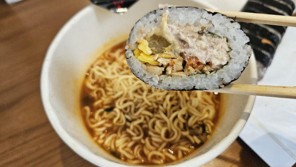 부산 출장 아침은 김밥에 컵라면