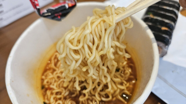 부산 출장 아침은 김밥에 컵라면