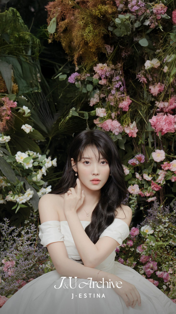 아이유 제이에스티나 팝업스토어 J and U 아카이브 컬렉션 사진