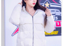상,하의 계절이 다른 치어리더