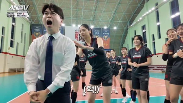 여자배구선수에게 등짝 스매시를 맞으면?