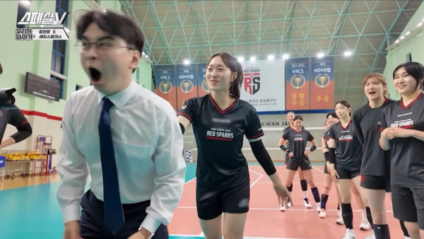 여자배구선수에게 등짝 스매시를 맞으면?