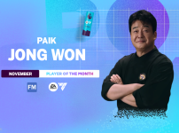 이달의 선수상 트로피를 받은 백종원