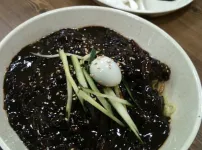 옛날에는 짜장면에 메추리알 오이 올려줬는데