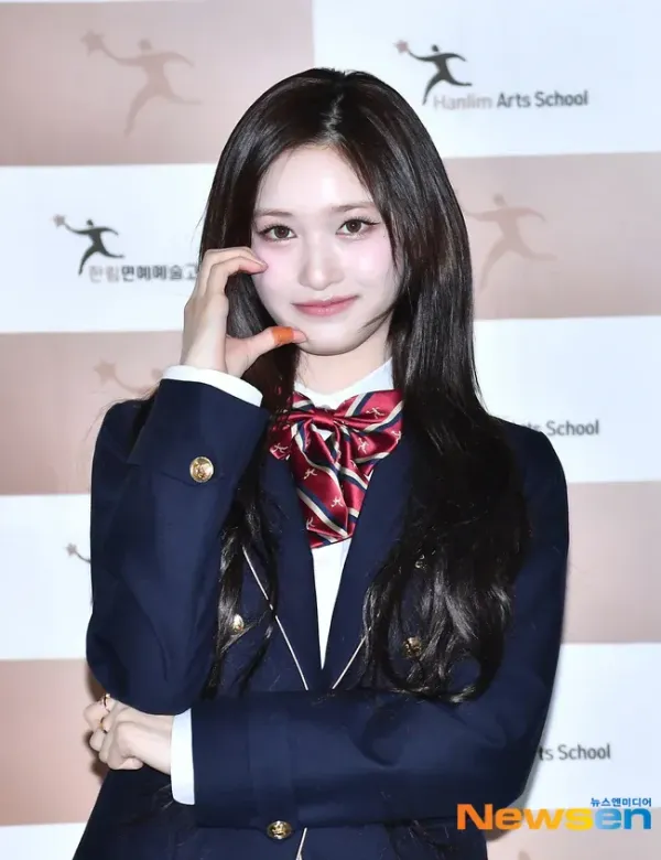 이서 오늘자 고등학교 졸업식 사진