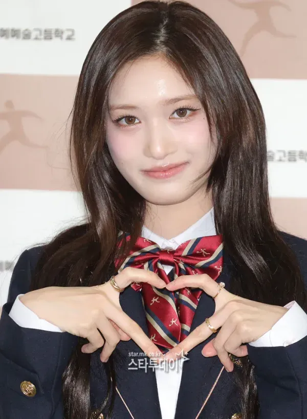 이서 오늘자 고등학교 졸업식 사진