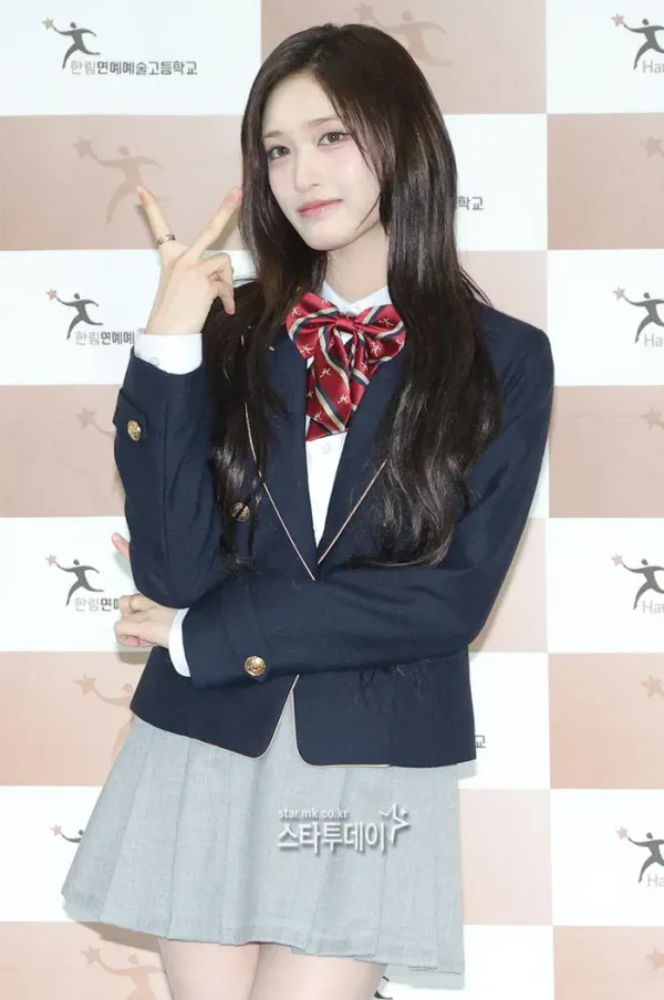 이서 오늘자 고등학교 졸업식 사진