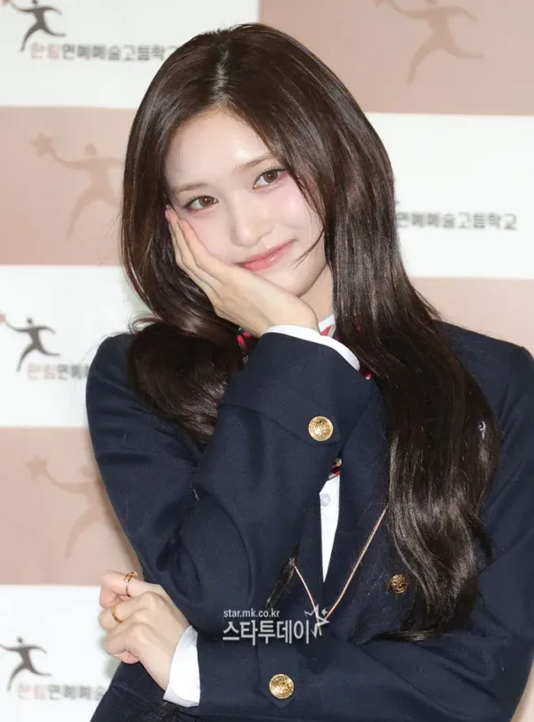 이서 오늘자 고등학교 졸업식 사진