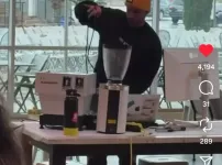 모니터는 이제 하수임