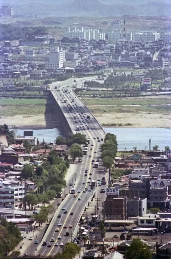 1977년 당시 서울 한남대교 일대 모습.