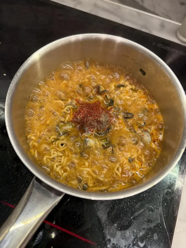 요즘 핫하다는 굴 새우탕면으로 하루 한 끼