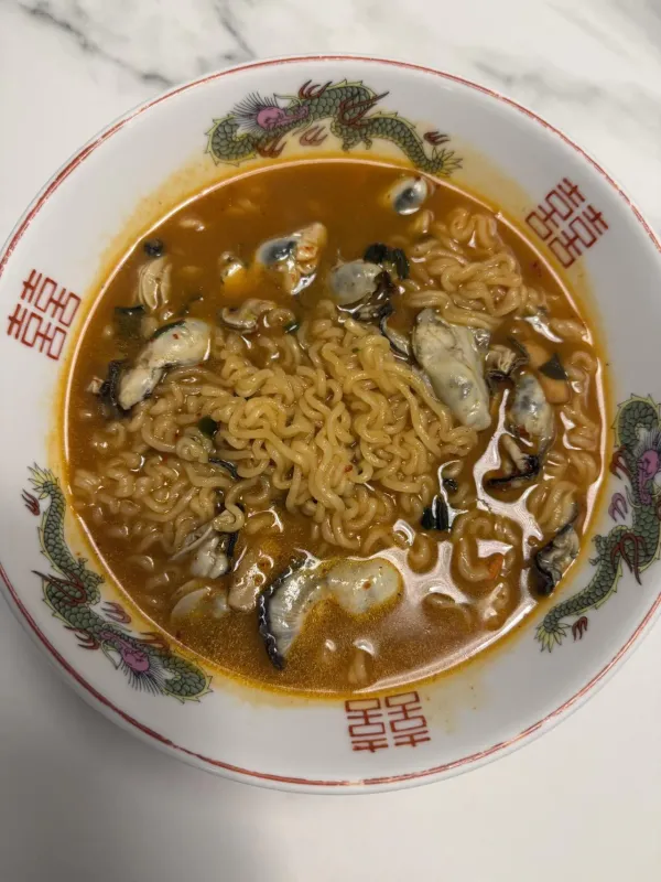 요즘 핫하다는 굴 새우탕면으로 하루 한 끼