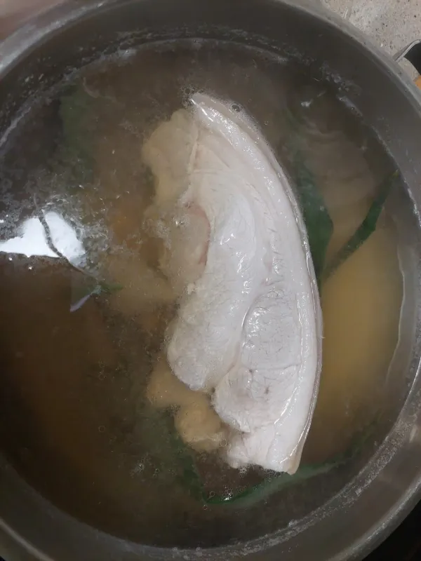 수육 삶는중