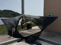 시골개들 땡볕아래 있는거 불쌍해서 가림막 설치해준 사람