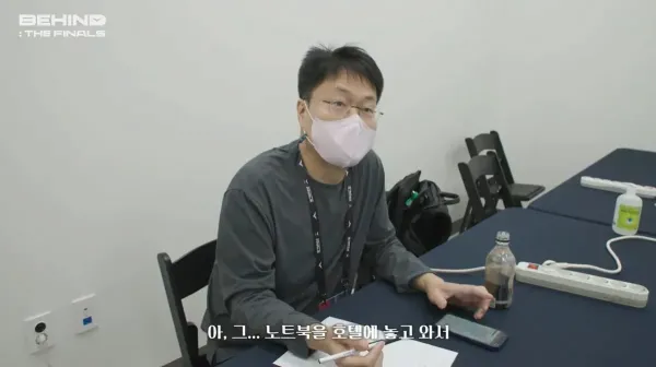 전용준 캐스터가 대본을 수기로 작성하는 이유