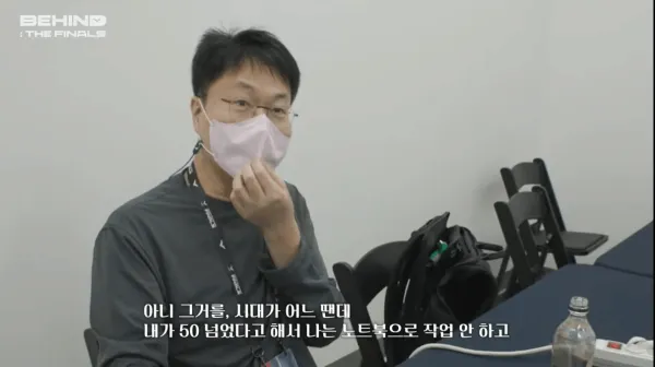전용준 캐스터가 대본을 수기로 작성하는 이유