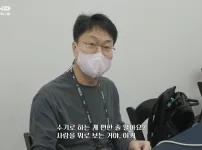 전용준 캐스터가 대본을 수기로 작성하는 이유