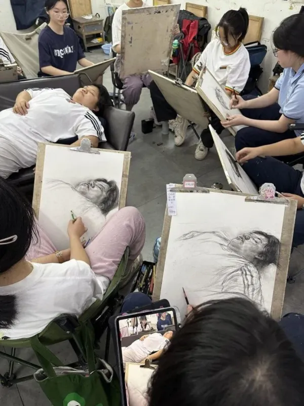여기가 어디라고 잠을 자냐