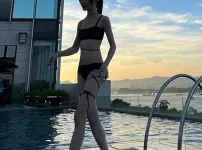 호불호 갈리는 슬렌더몸매