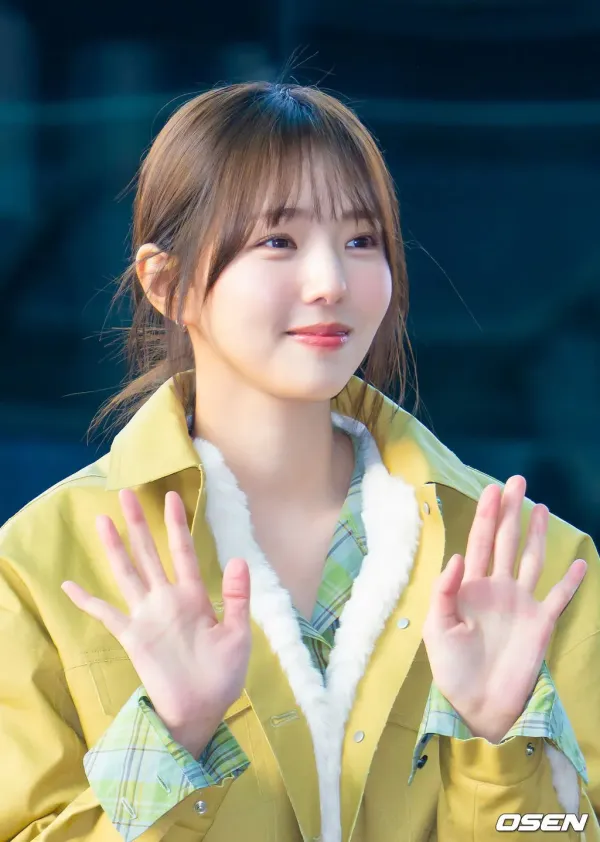오늘 화보 촬영차 출국한 채수빈