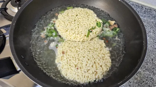 점심 아들과 라면