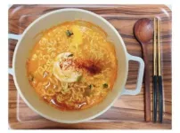 게임하는 남편을 지켜보는 아내