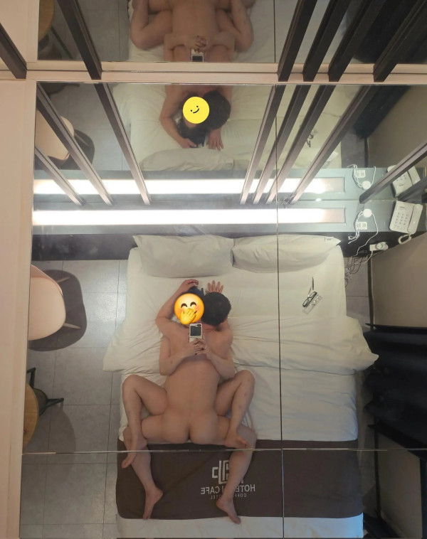 모텔 천장에 거울이 있는 이유