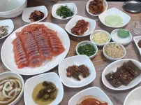 송어회 먹고싶다..