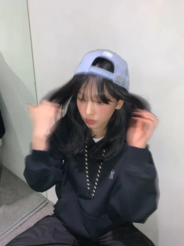모자 광고 중인 카리나