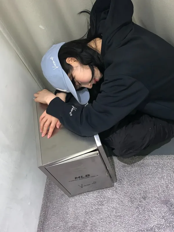 모자 광고 중인 카리나