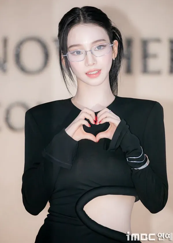 안경 낀 카리나