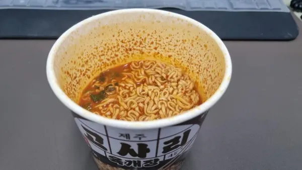 제주 고사리육개장 컵라면