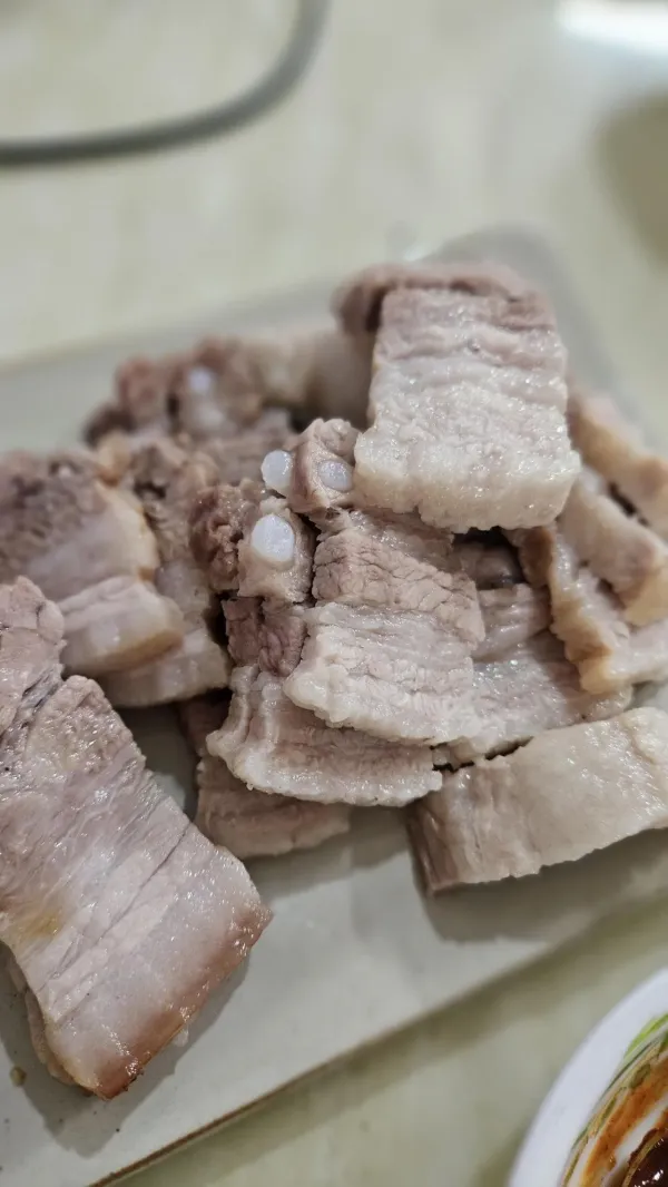수육 조금 삶아봤습니다