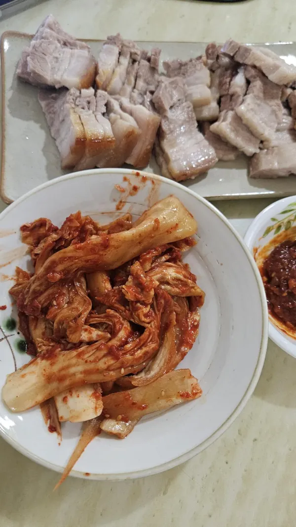 수육 조금 삶아봤습니다