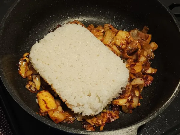 점심으로 김치볶음밥 만들어 봤습니다