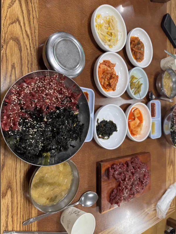 신선한 생고기와 육회비빔밥