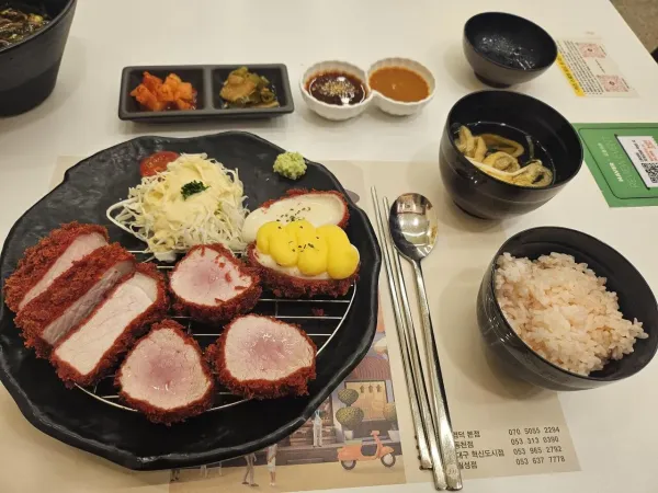 만구천원이긴 한데 또 땡기는 모둠돈카츠
